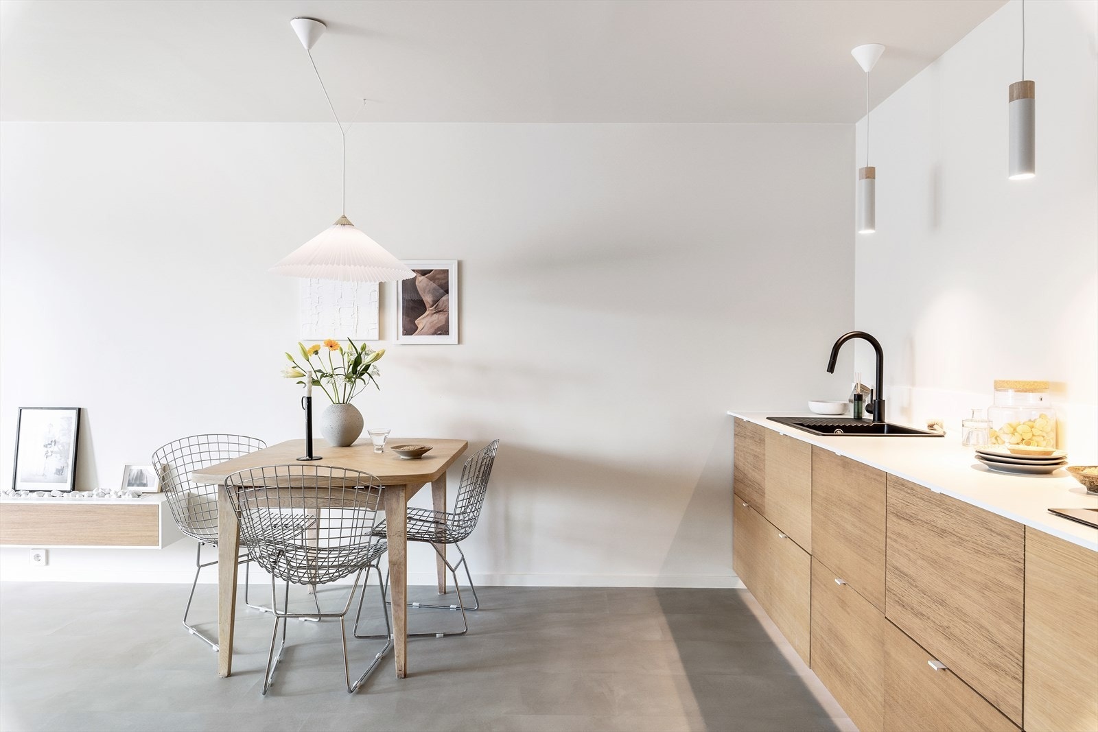 Luftig kjøkken samtidig som det er god oppbevaring i skuffer og høyskap Galleribilde