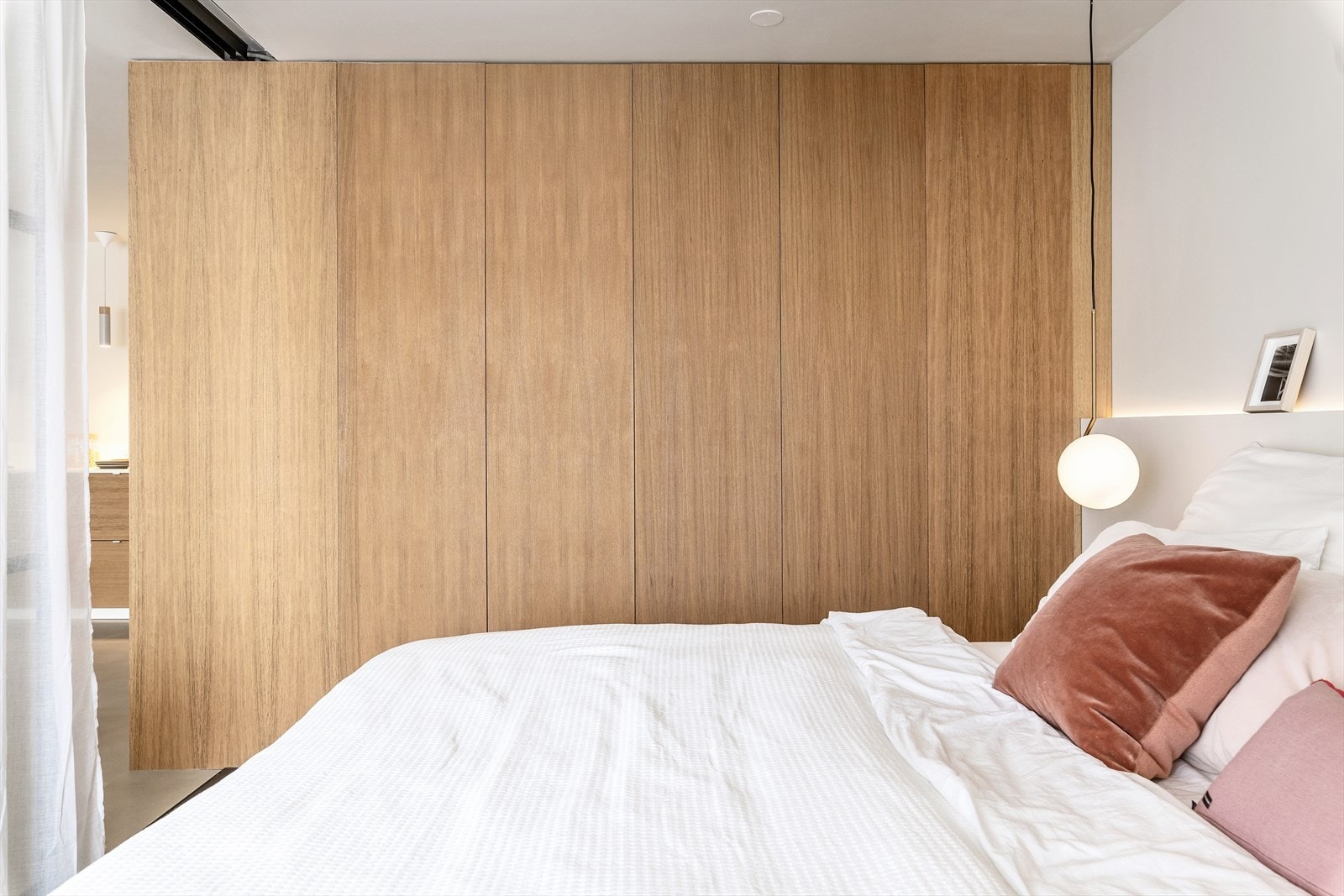 Rikelig med skapplass som er utnyttet helt opp til taket Galleribilde