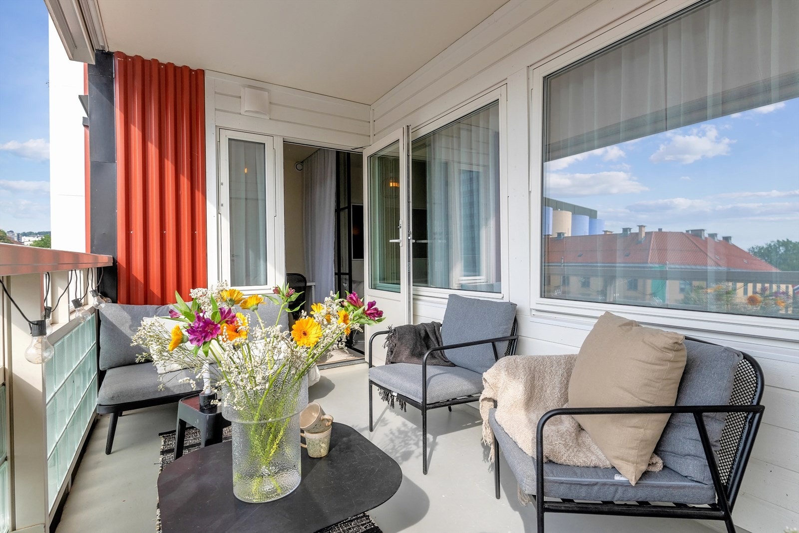 Balkongen er overbygget som også gjør brukstiden lenger. Her er det god plass til sittegruppe Galleribilde