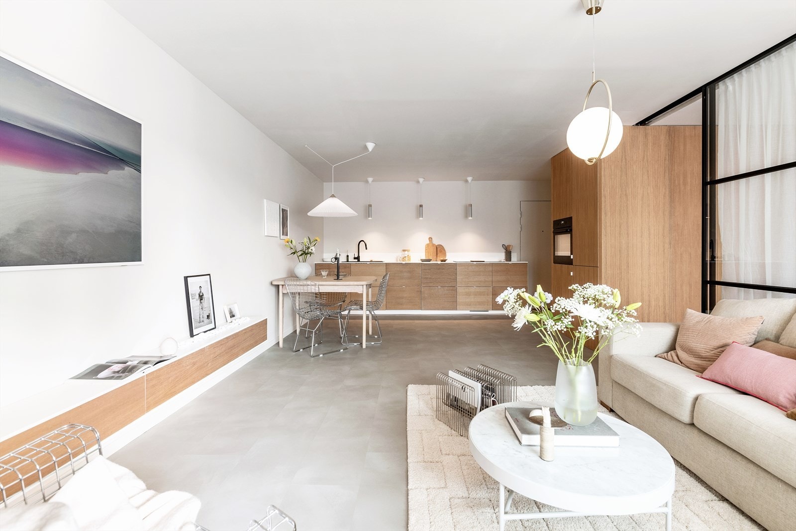 Stuens utforming gir god plass til sofagruppe, tv-møblement og spisebord Galleribilde