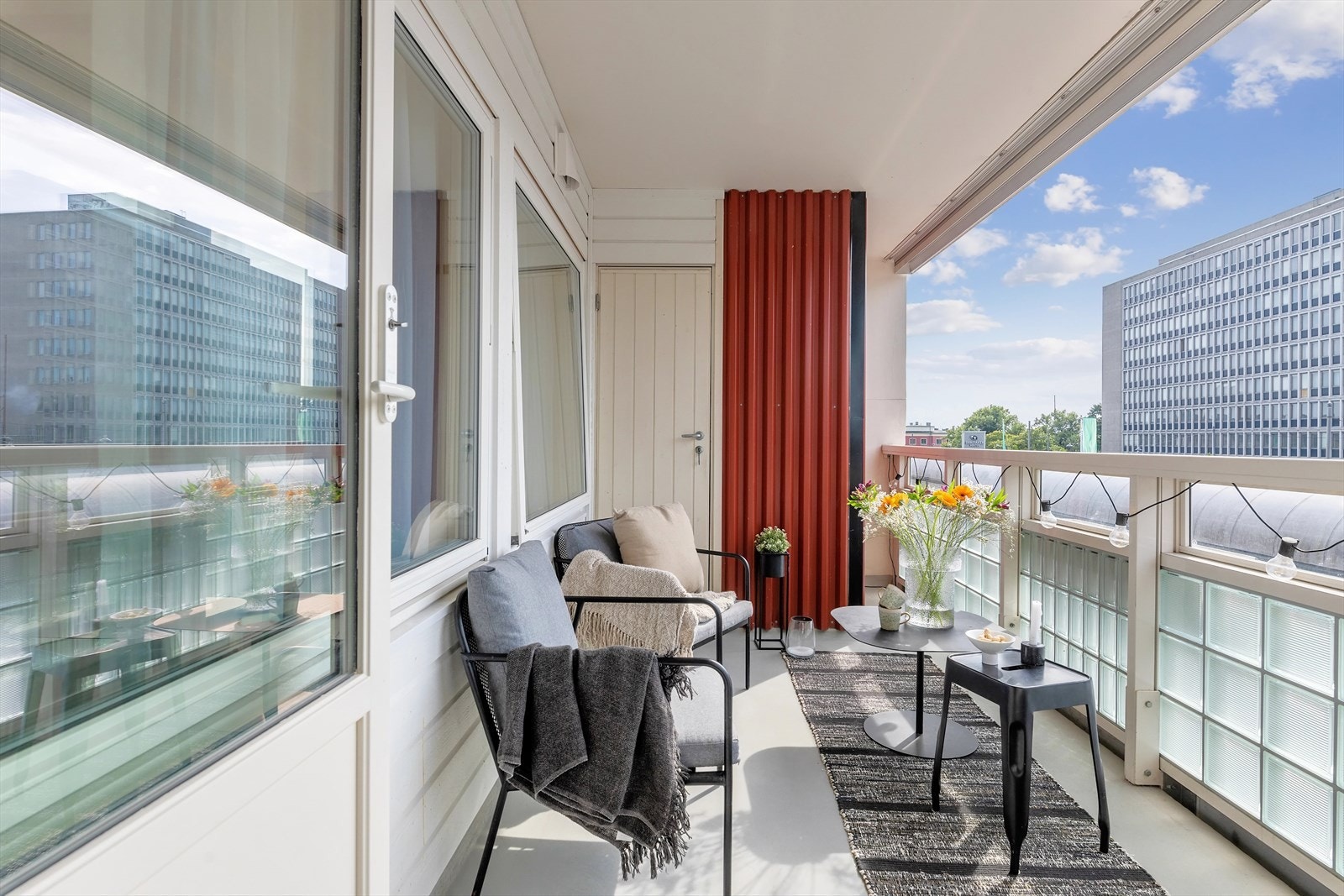 Balkong på hele 7,5 kvm blir som en forlengelse av leiligheten. Her er det sol fra ca. 16-22 midtsommers Galleribilde