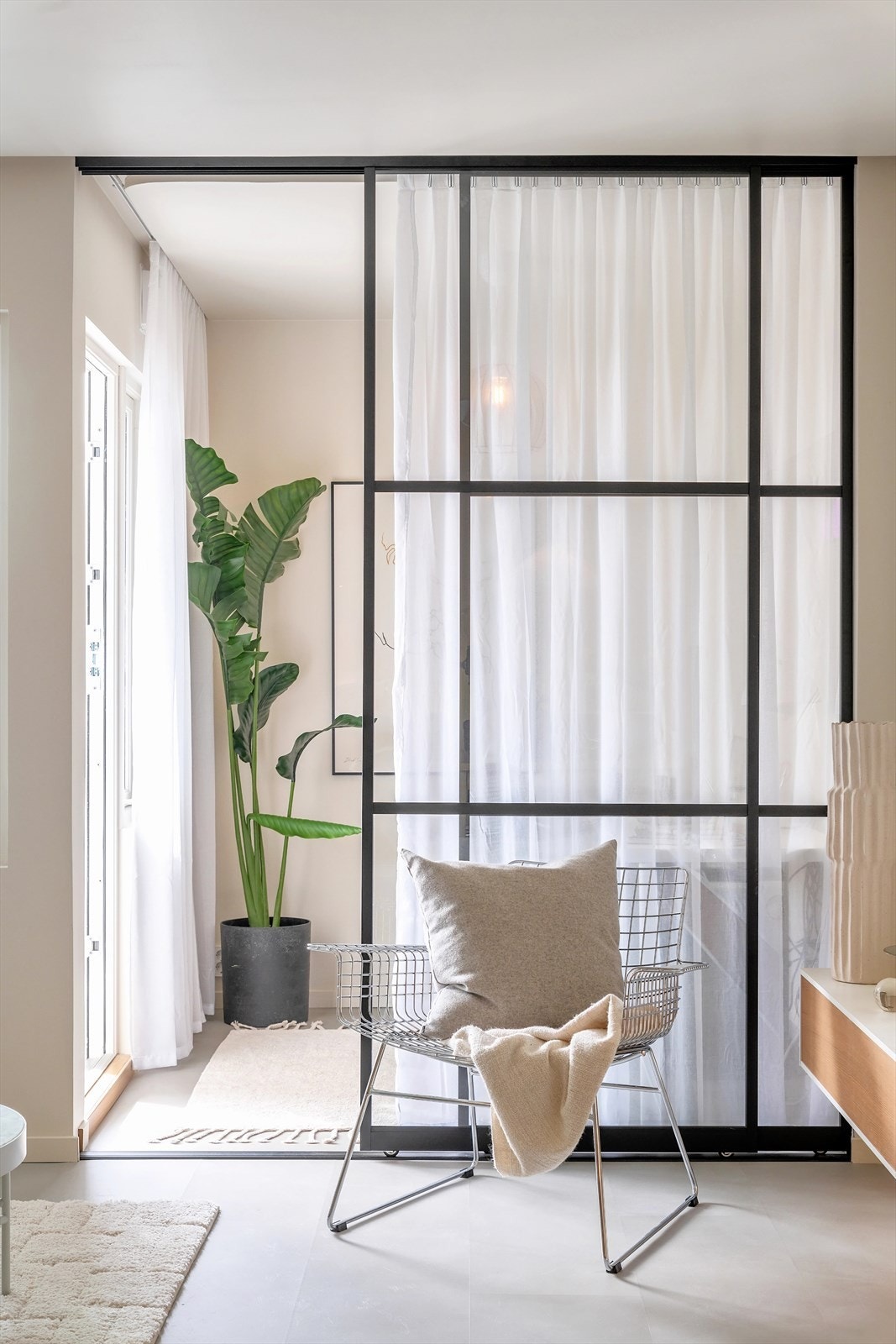 Lekre smijernsdører fører mot kontor/soverom II og balkongen Galleribilde