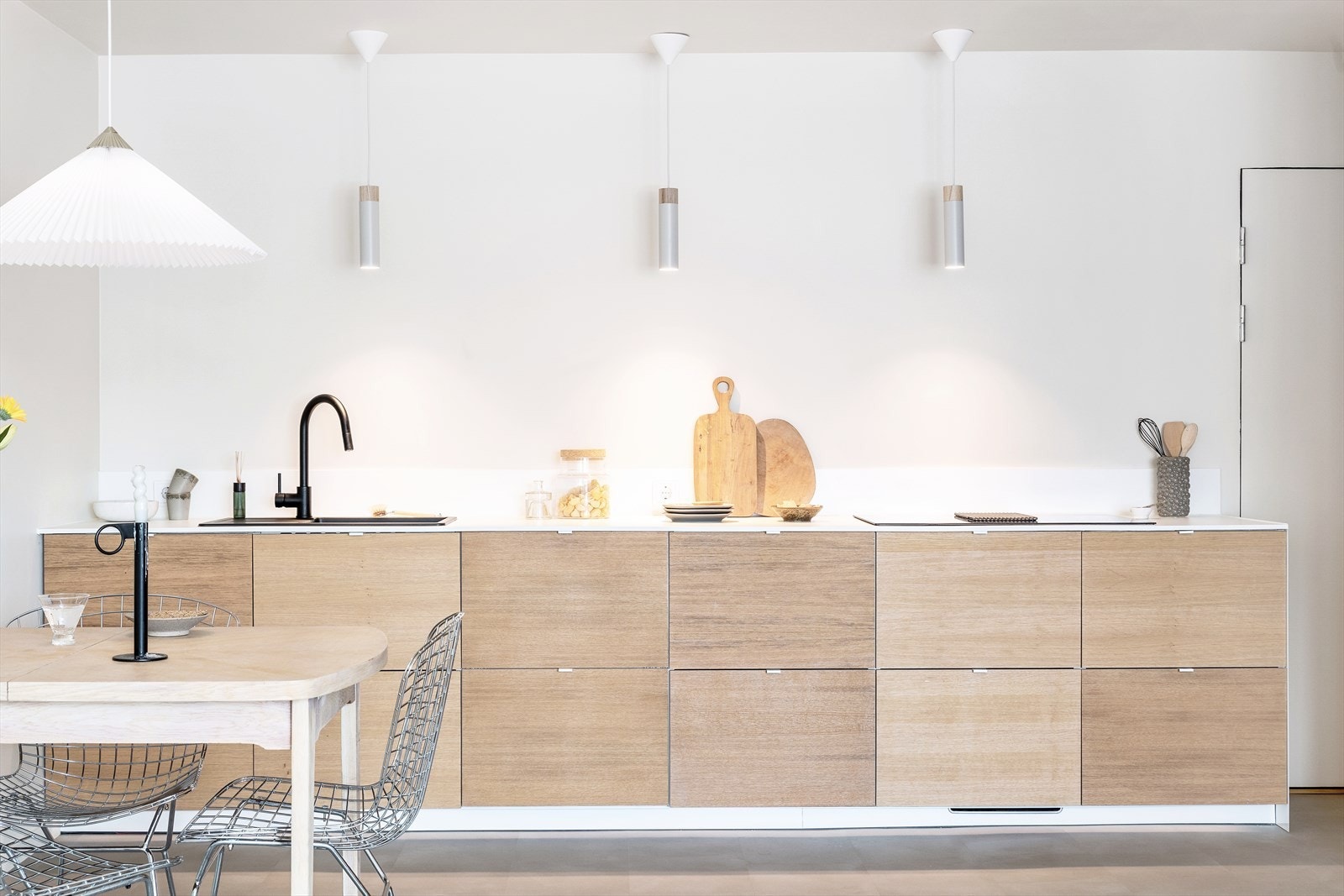 Integrerte hvitevarer, blant annet integrert platetopp med innebygd ventilator medfølger Galleribilde