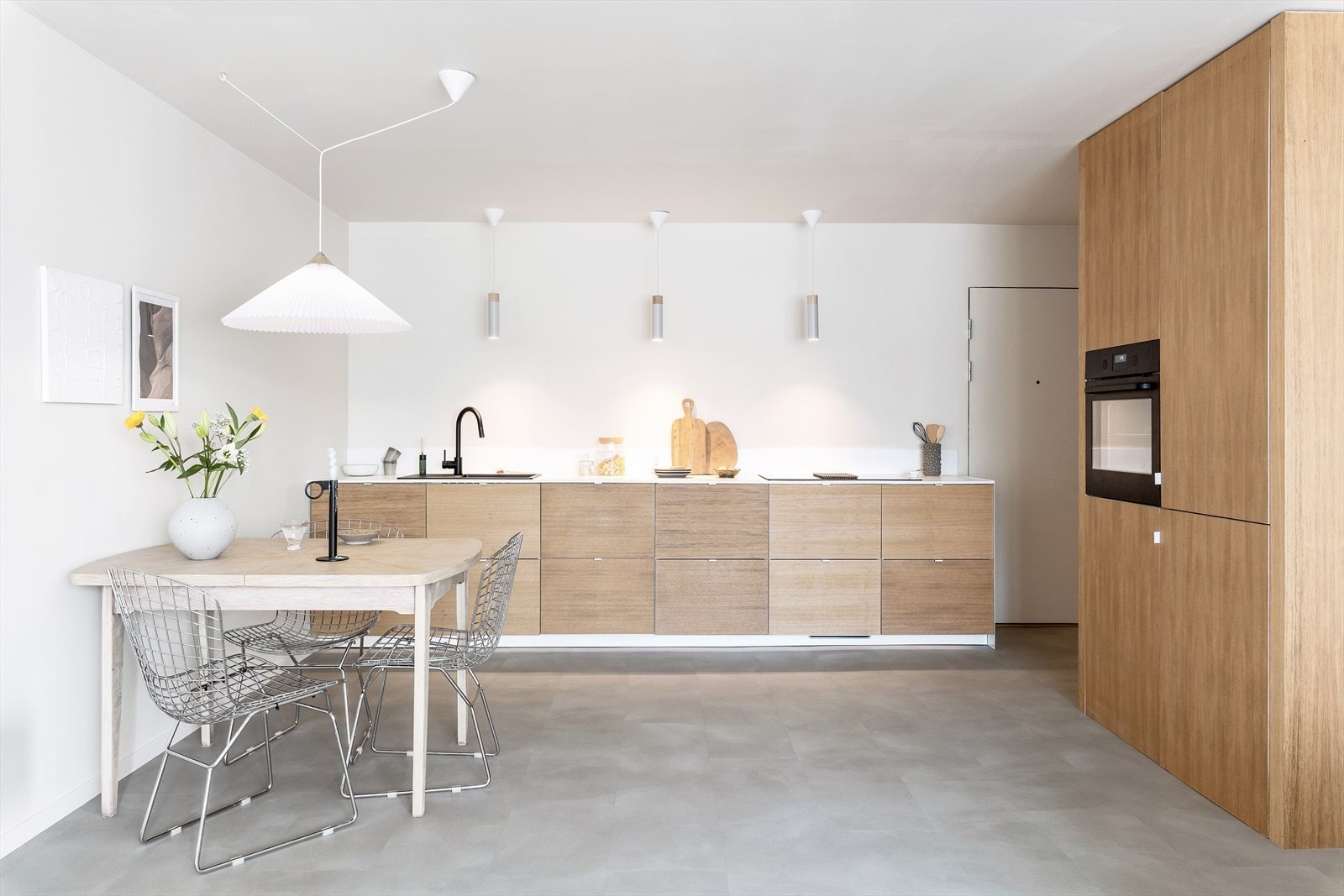 Nytt kjøkken fra Ikea med spesialtilpasset finerte eikefronter Galleribilde