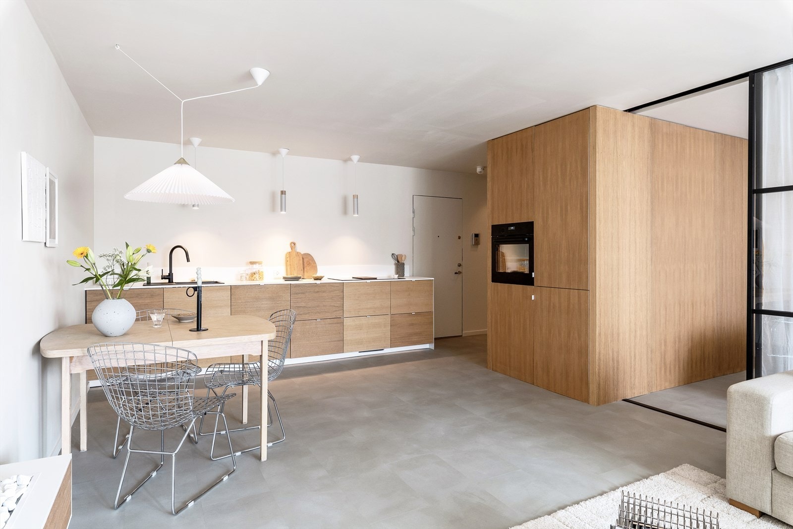 Åpen stue- og kjøkkenløsning som gir et svært hyggelig og sosialt oppholdsrom Galleribilde