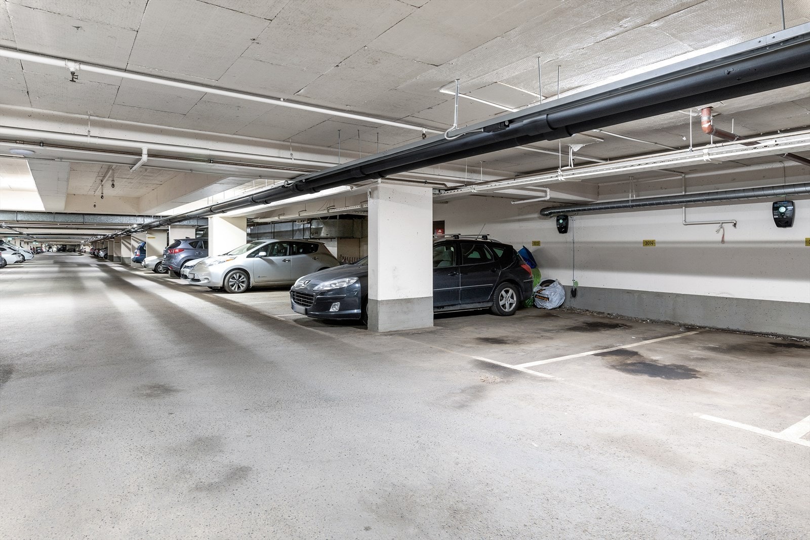 Det medfølger én garasjeplass med heisadkomst og mulighet for elbil-lader. Garasjeplass 3014 avbildet er den som følger med. Felles innelåst sykkelparkering er også i garasjeanlegget Galleribilde