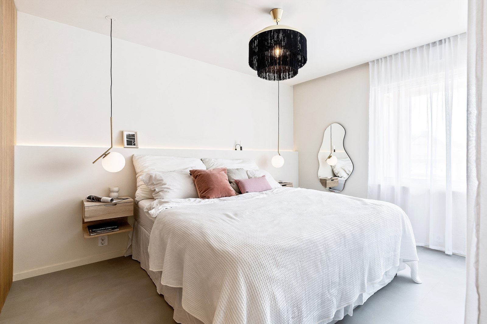 Hovedsoverom av god størrelse med plass til stor dobbeltseng og nattbord Galleribilde