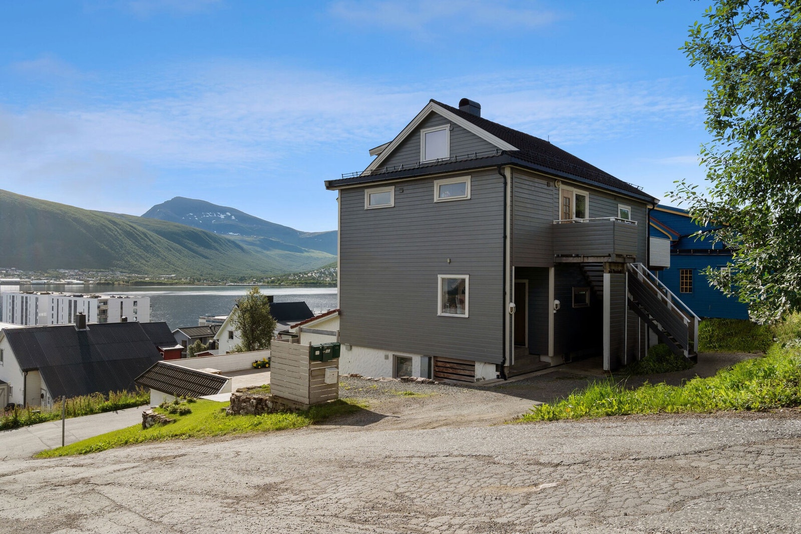 Leiligheten har egen inngang fra vestsiden av boligen. Galleribilde