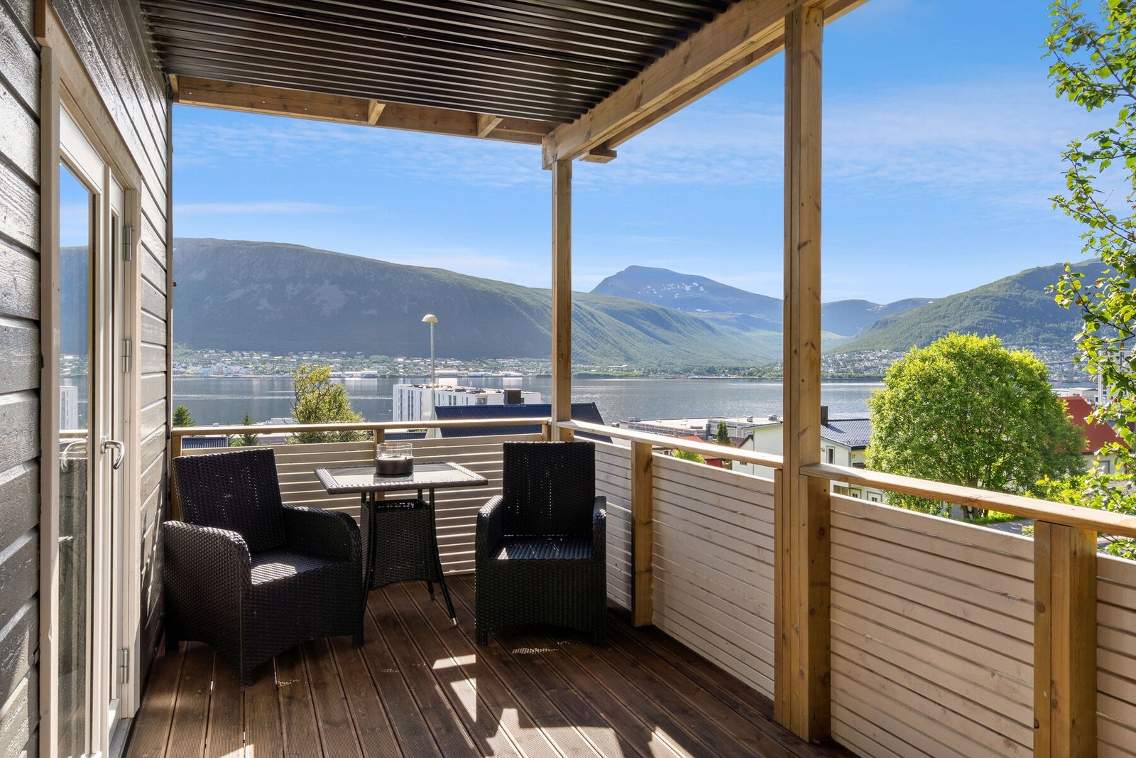 Overbygd veranda med fine sol- og utsiktsforhold. Galleribilde