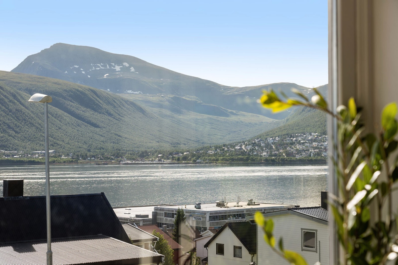 Fra kjøkkenbordet, kan du nyte sjøutsikten. Galleribilde