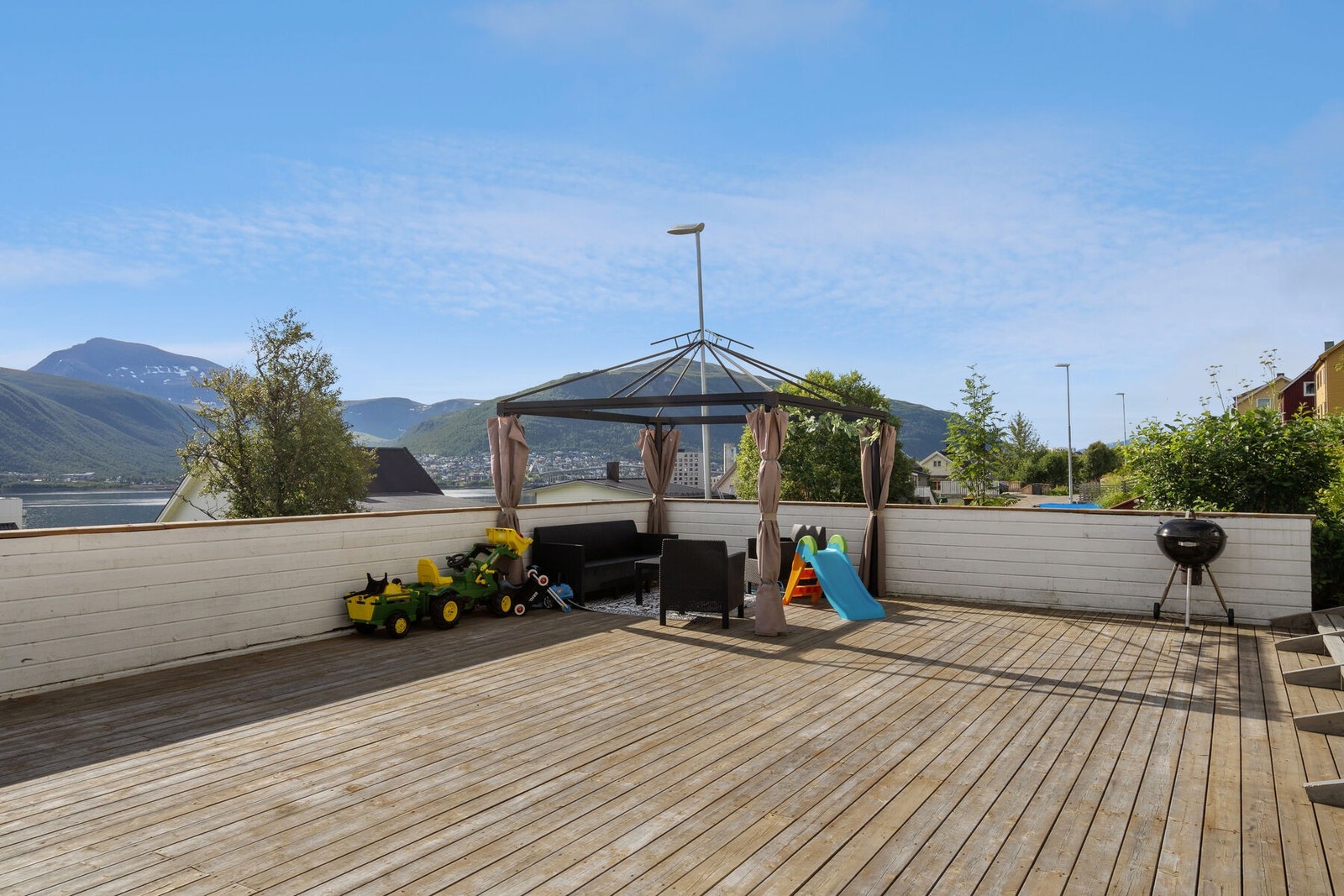 Felles terrasse med fine solforhold. Galleribilde
