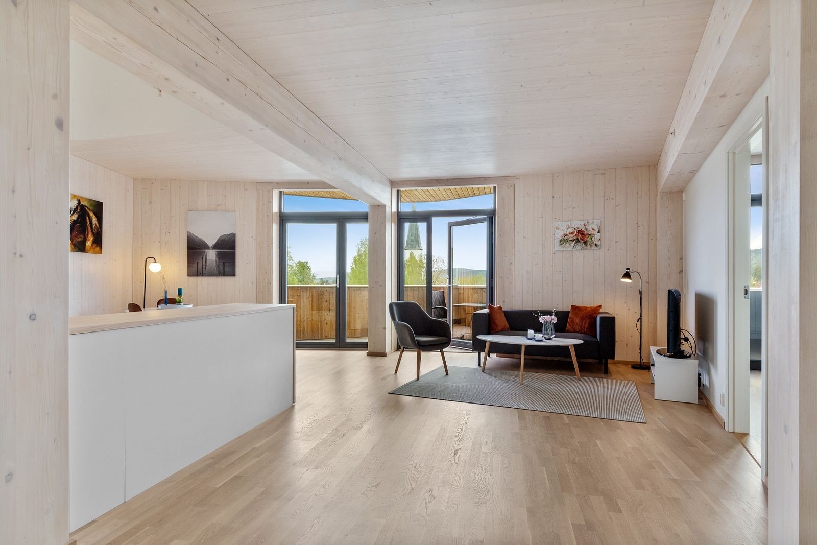Kjøkkenet er laget i en barløsning mot stuen. Galleribilde