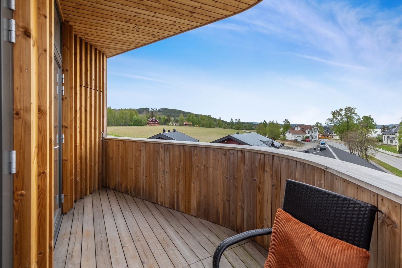 Fra balkongen kan man nyte landlig utsikt, men likevel være midt i sentrum. Galleribilde
