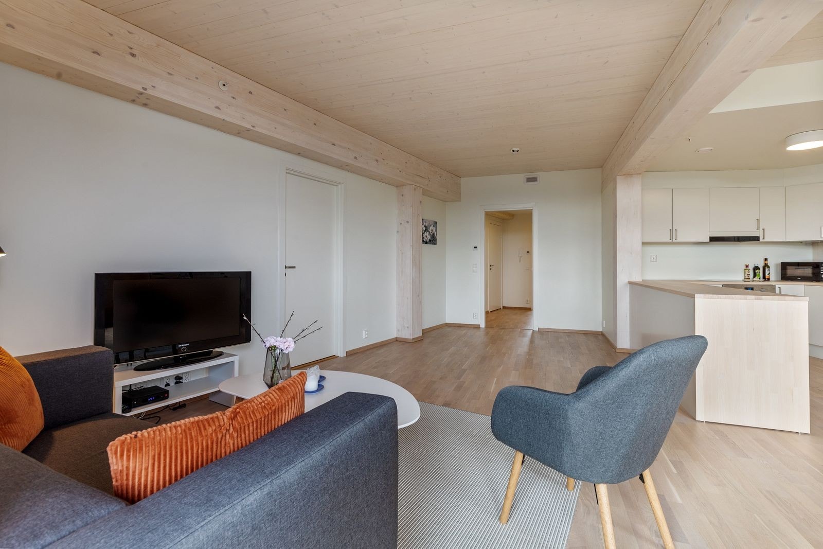 Romslig stue/kjøkken løsning. Galleribilde