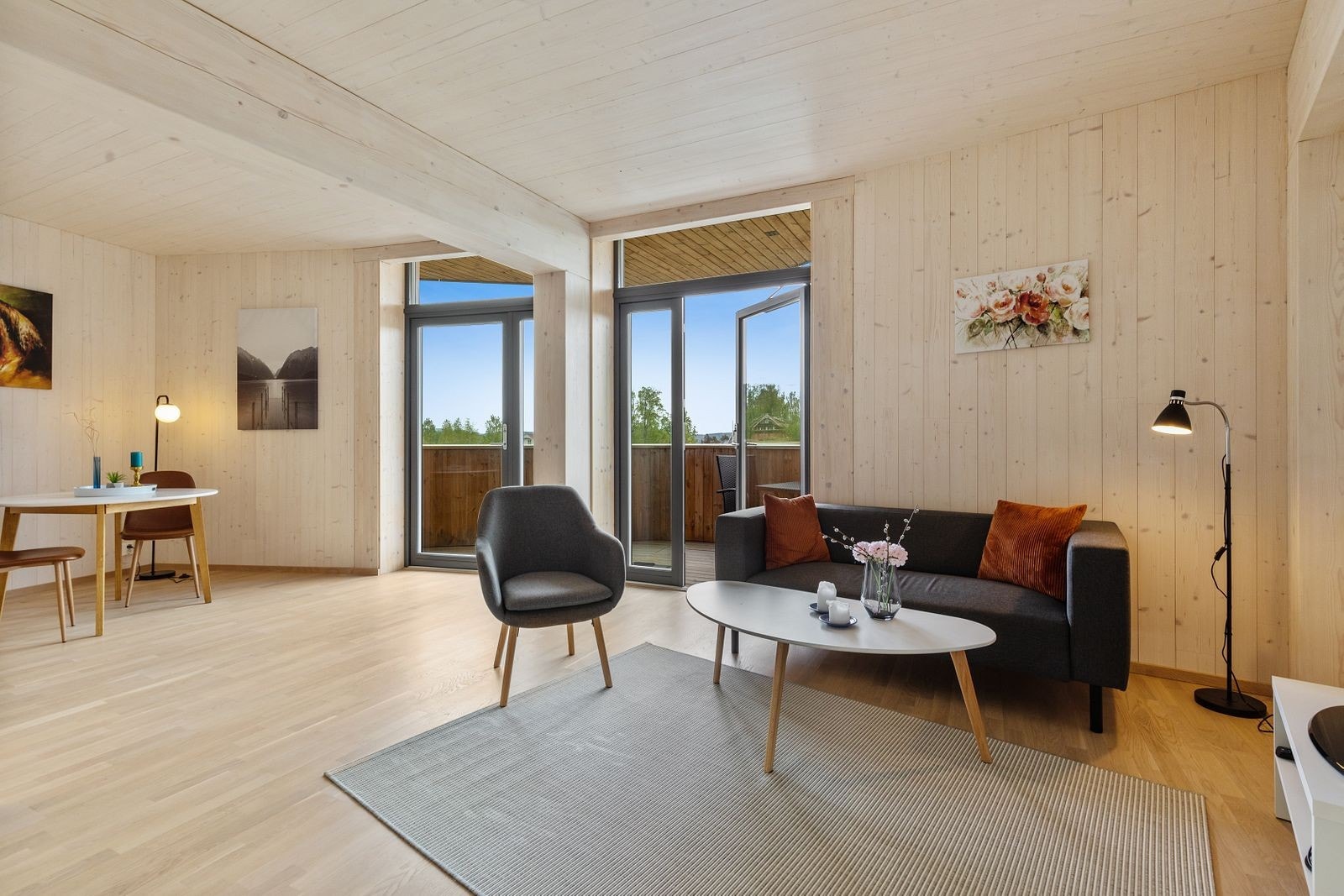 Romløsning er laget slik at det både er plass til en sofakrok og en spisestueinnredning. Galleribilde