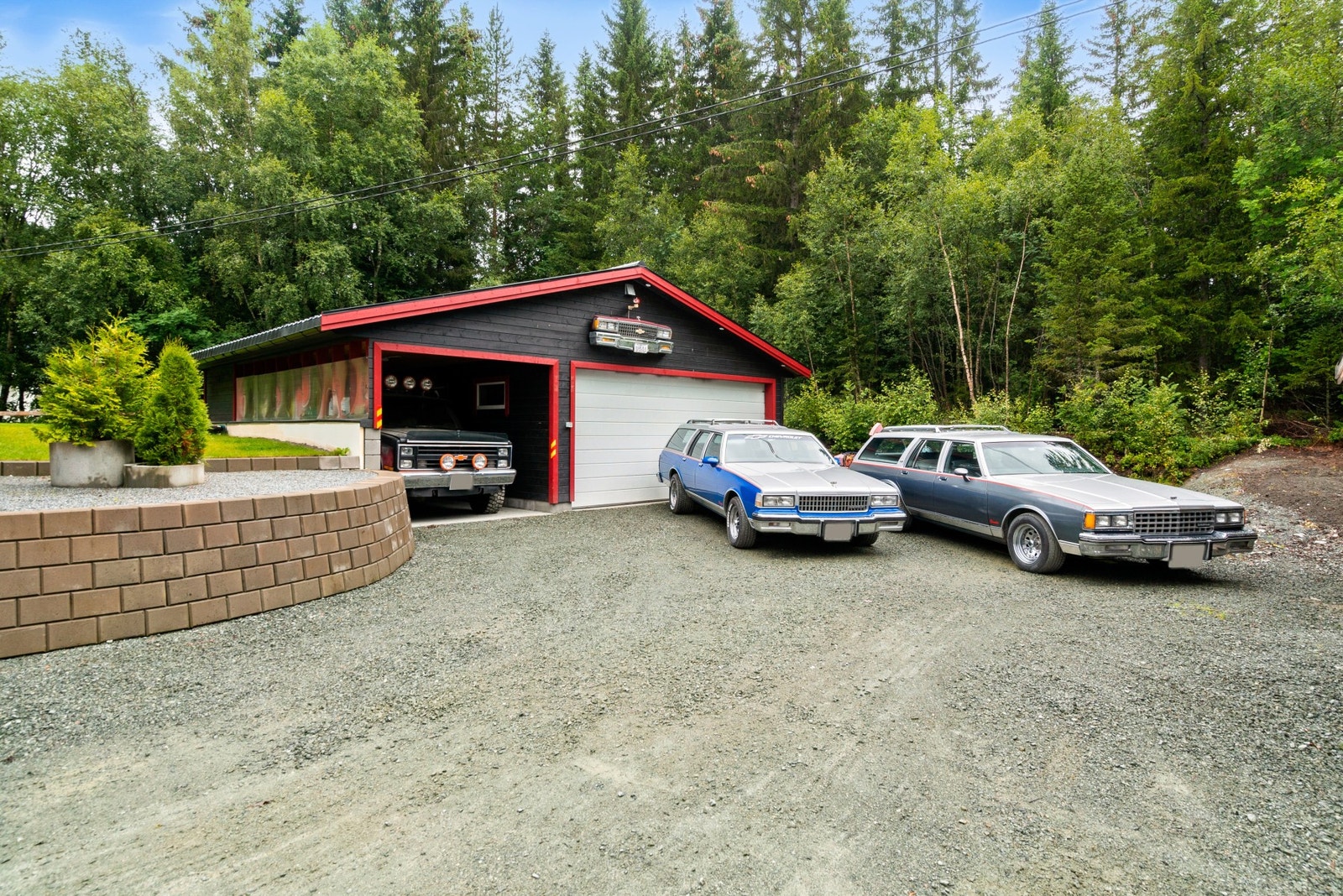 Dobbelgarasje med carport er oppført i 2019 Galleribilde