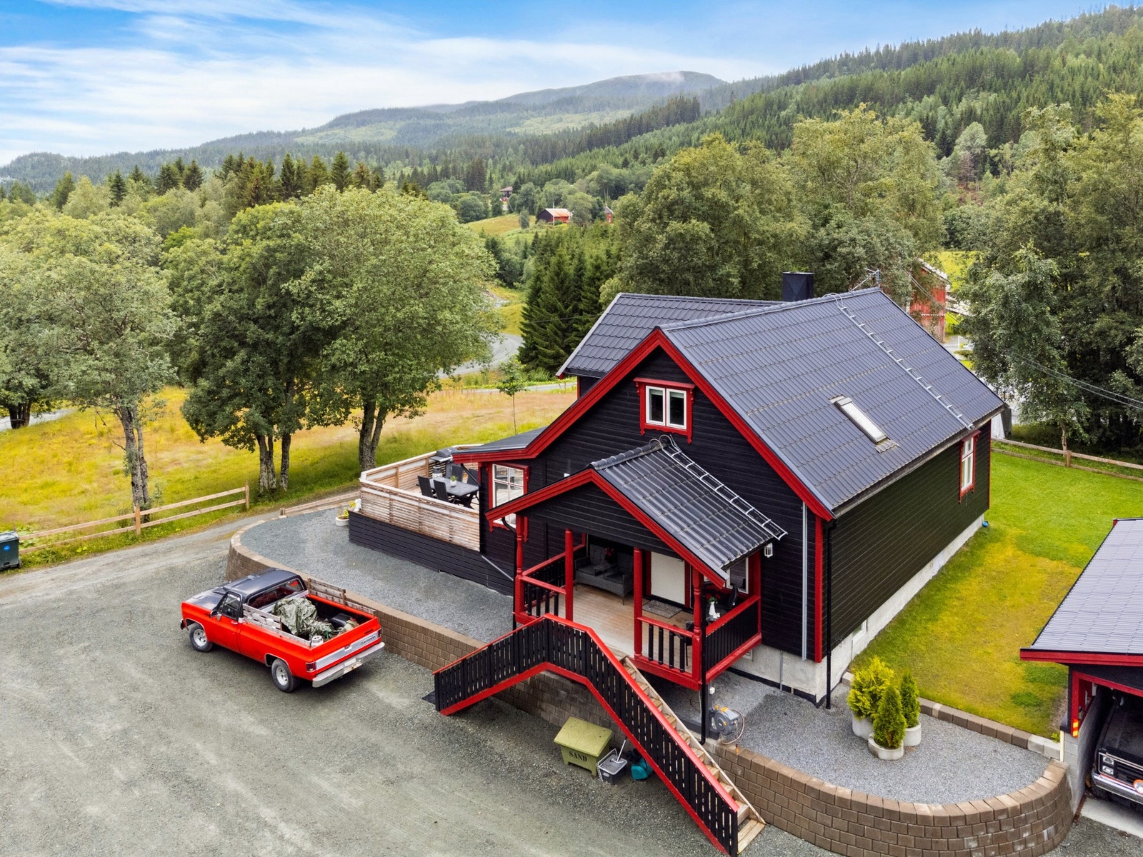 Eiendommen ligger ved foten av Vassfjellet hvor det bugner av turmuligheter både på sommer- og vinterstid Galleribilde