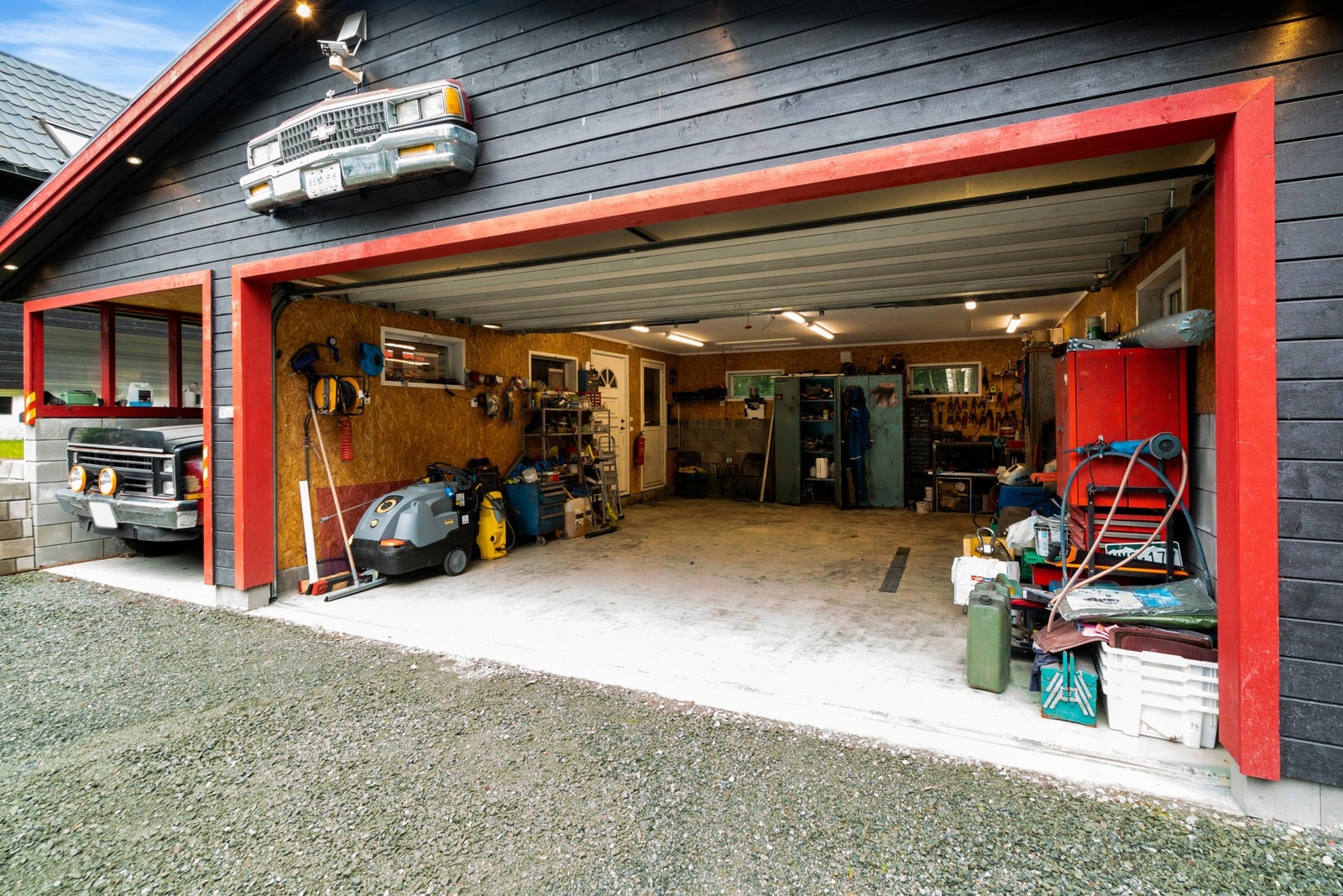 Garasjen har både bod og carport på venstre side. Det er montert varmepumpe samt 3 fas 32 amp i garasjen Galleribilde