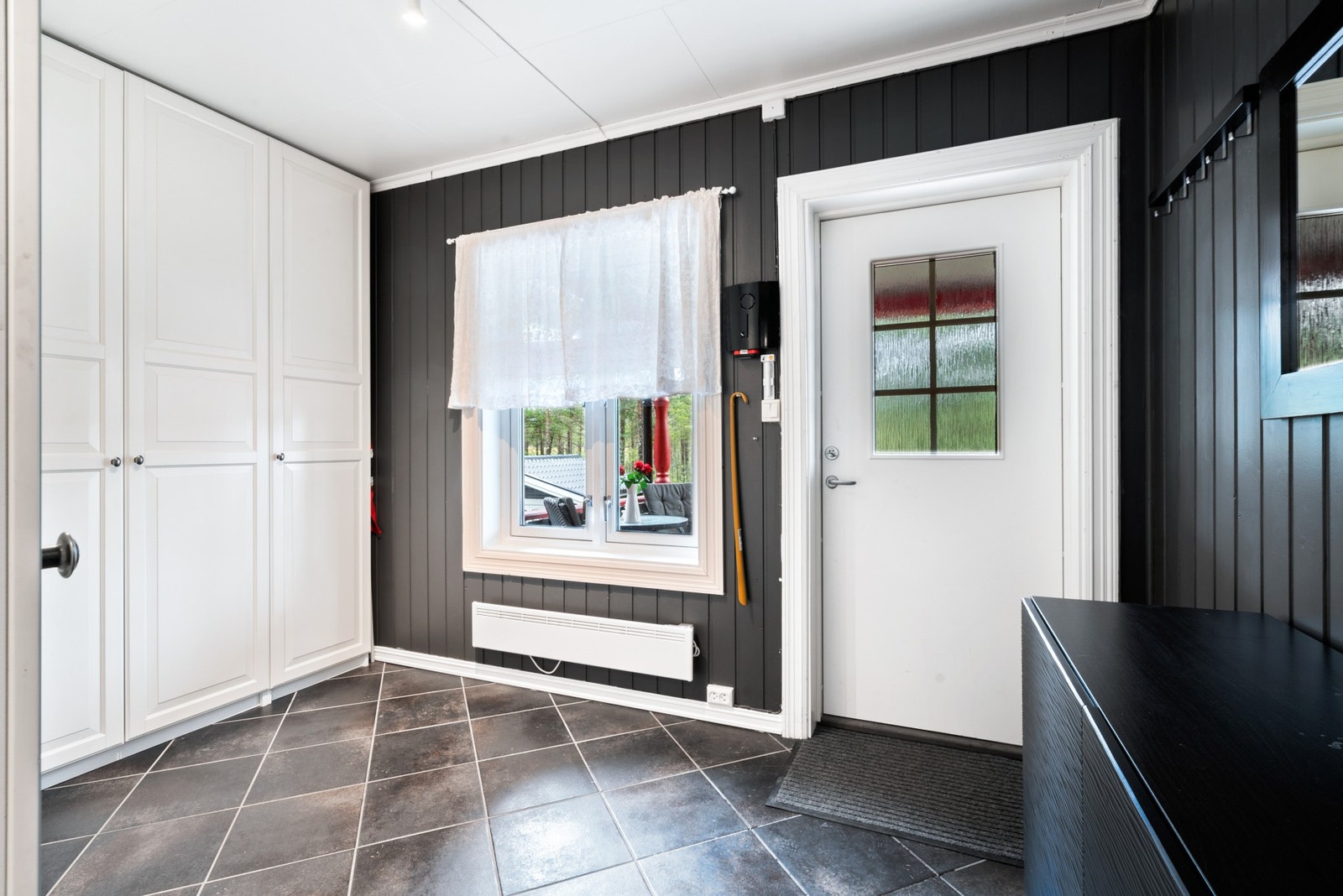 Velkommen inn til en romslig og oversiktlig gang Galleribilde