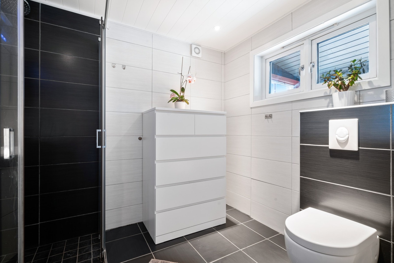 Inn igjen har vi et lyst flislagt bad i 1.etasje Galleribilde
