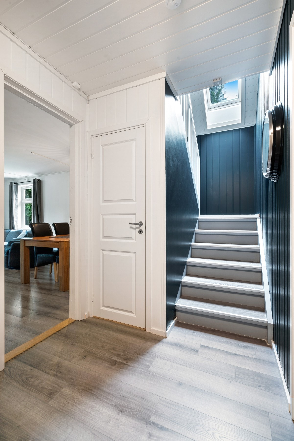 Takvinduet i trappen gir trappen og gangen godt med naturlig lys Galleribilde