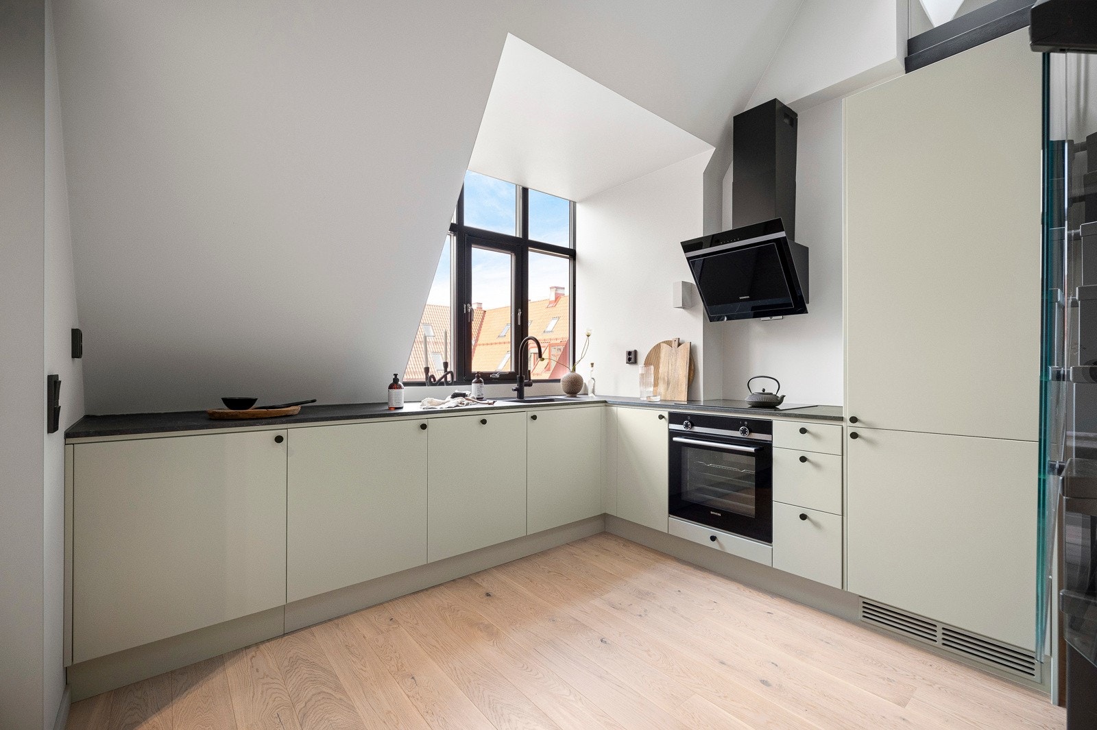 Det er montert ventilator over kokesonen. Galleribilde