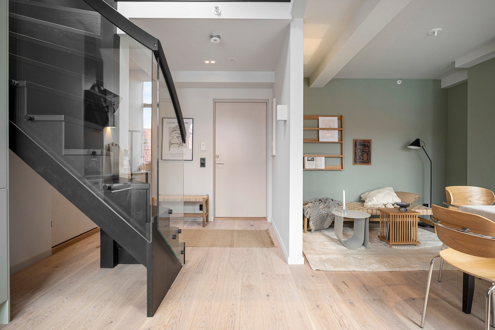 Rommene har enstavs eikeparkett, malte vegger og en luftig romfølelse. Galleribilde