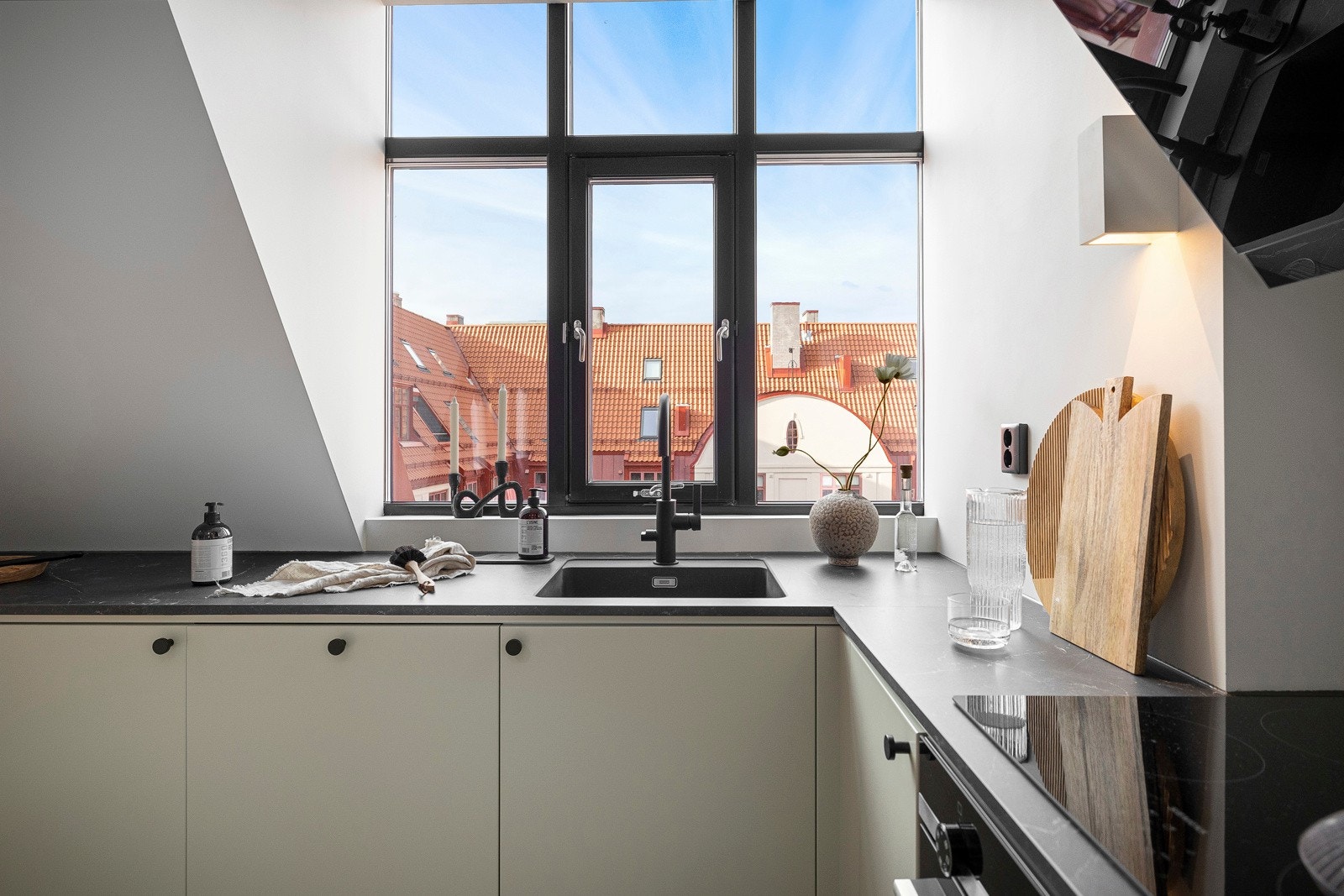 Hvitevarene er integrerte og består av stekeovn, platetopp, oppvaskmaskin og kjøl/frys. Galleribilde