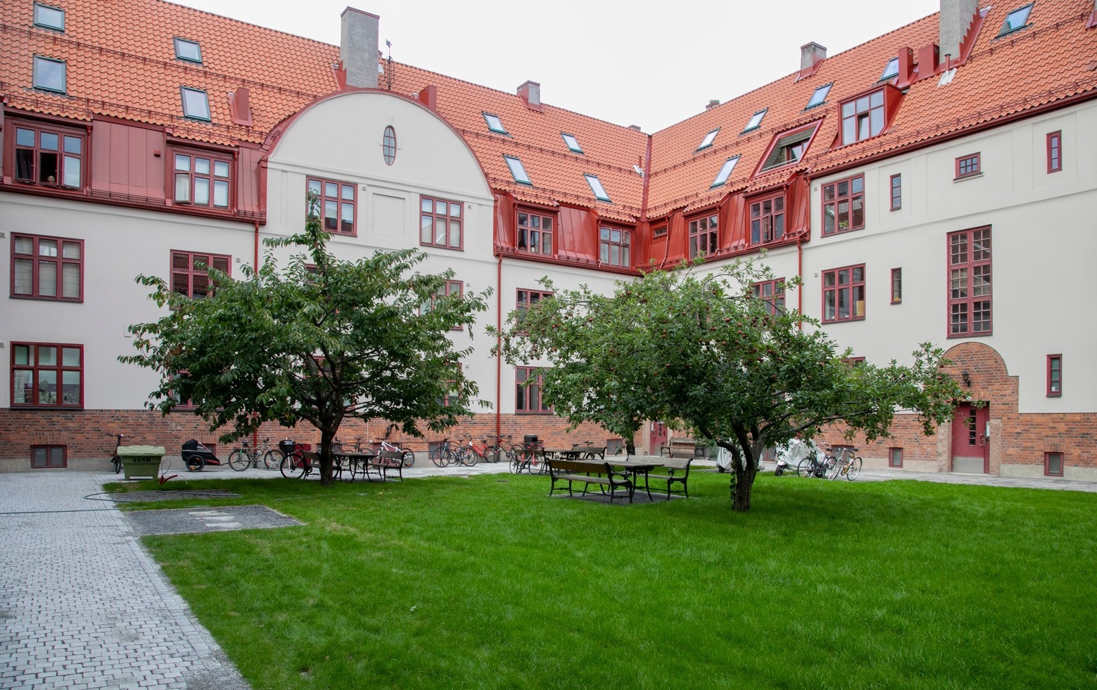 Det er satt ut sittebenker, laget sykkelparkering og det er nedgravd søppelsystem. Galleribilde