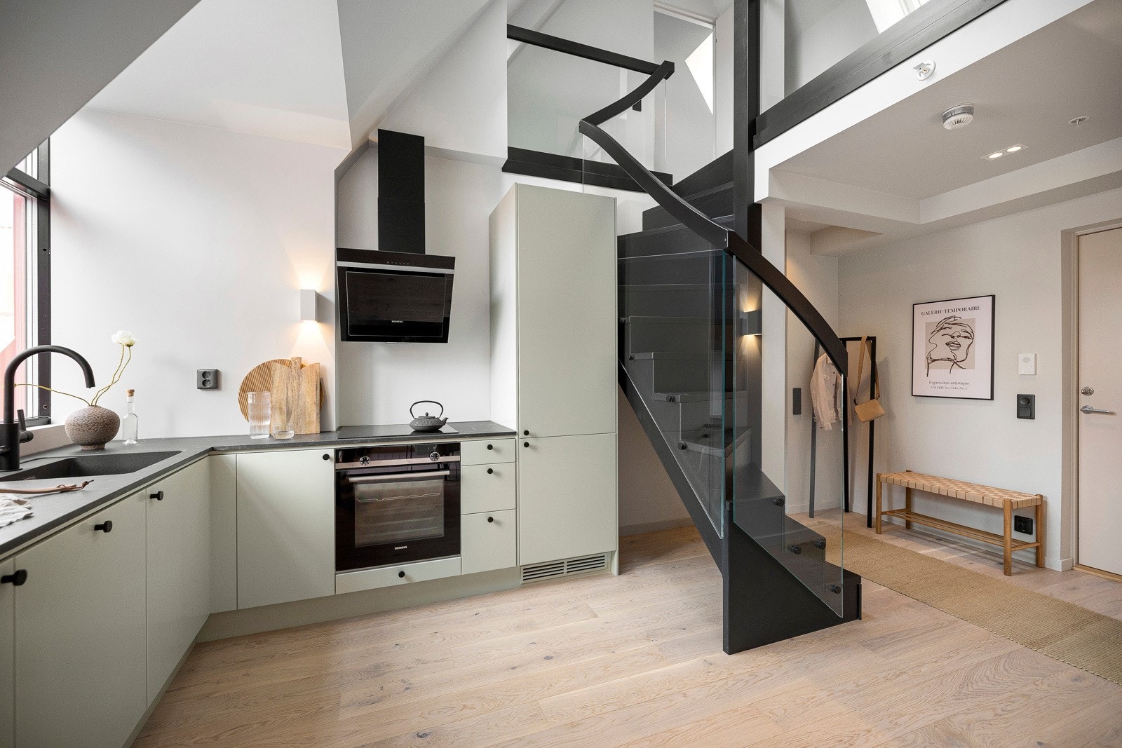 Kjøkkeninnredningen er fra Kvik og har glatte fronter og benkeplate med planlimt oppvaskkum. Galleribilde