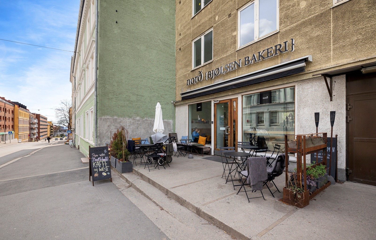 Like ved leiligheten finner du en rekke kaffebarer, handlegater og kafeer. Galleribilde