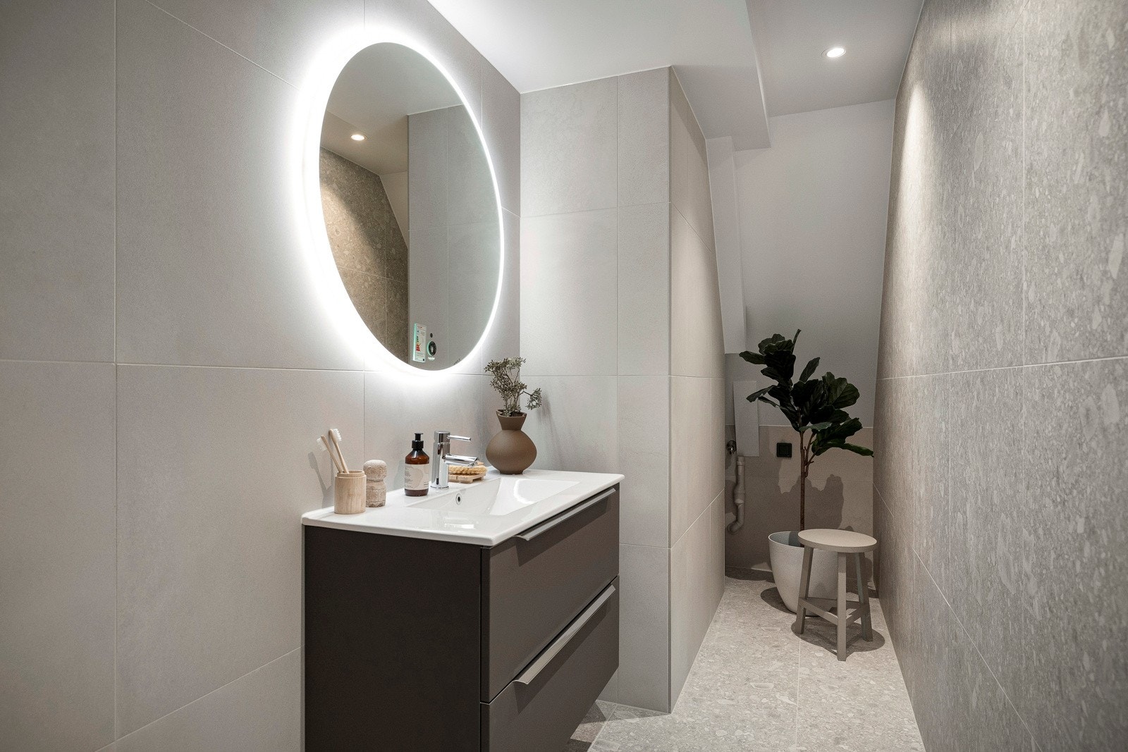 Baderommet har LED-downlights i himling og store, delikate gulvfliser. Det er også opplegg for vaskemaskin. Galleribilde