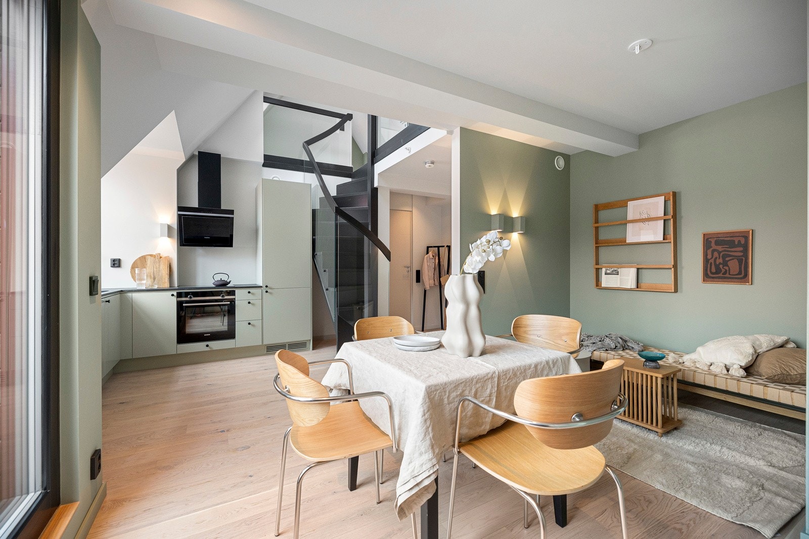 Velkommen til Sarpsborggata 14 A - Lekker, eksklusiv 3-roms loftsleilighet med stor hems, takhøyde på 5,4m og høy standard. Sentralt og attraktivt. Galleribilde