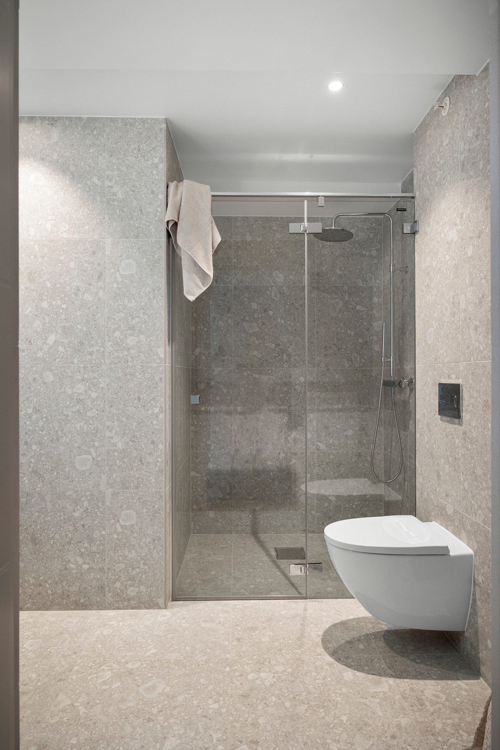 Selve baderomsinnredningen består av heldekkende servant, sorte fronter på romslige skuffer og speil med integrert belysning. Galleribilde