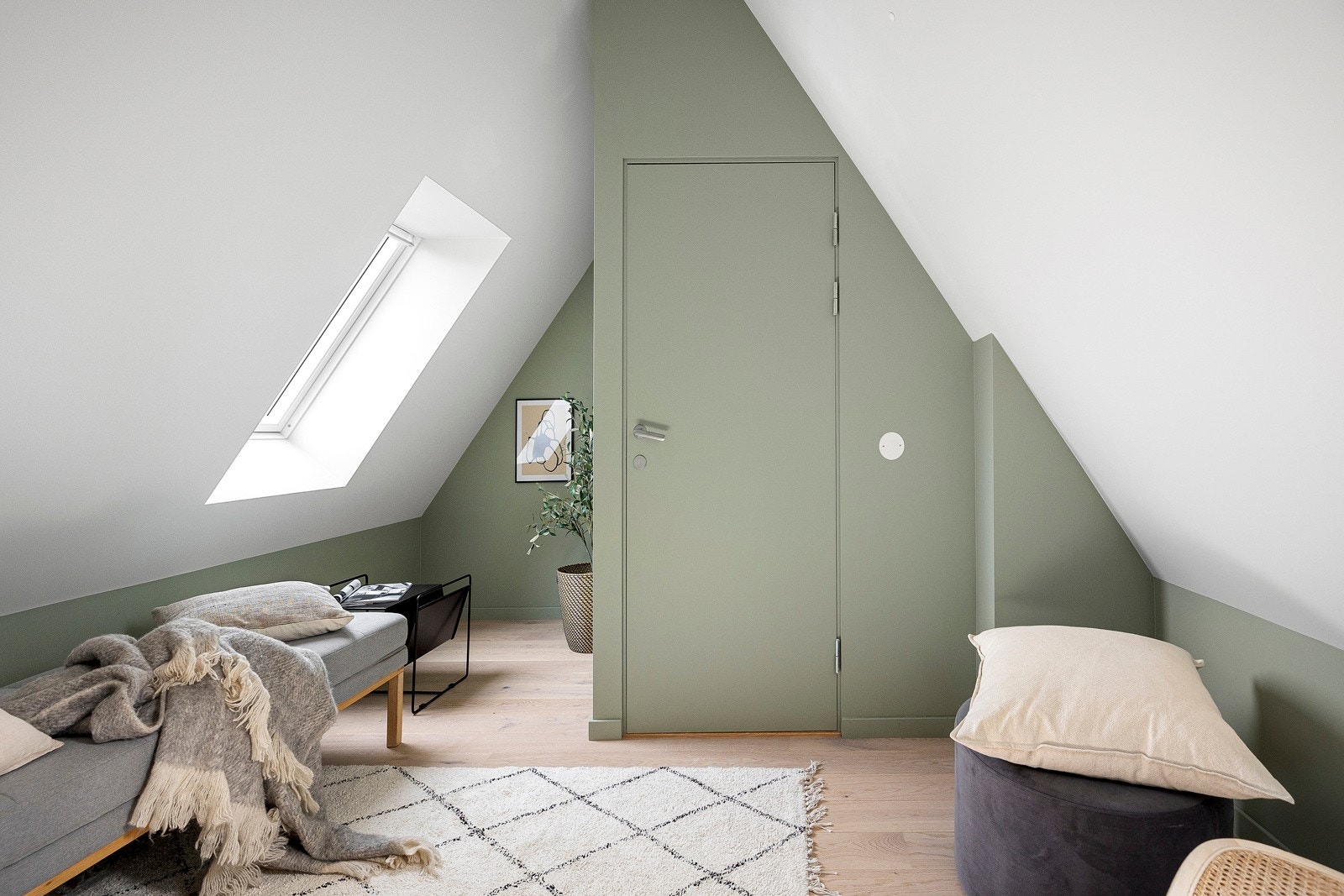 Hver mesanin har to rom, begge rom har takvindu, enstavs parkettgulv og pent malte vegger. Galleribilde