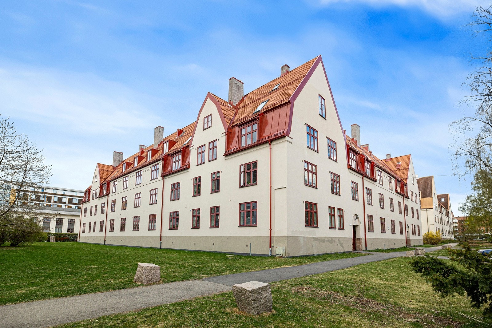 Området byr på god offentlig transport og det er ca. ett kvarters gange til Nydalen med blant annet Handelshøyskolen BI. Galleribilde