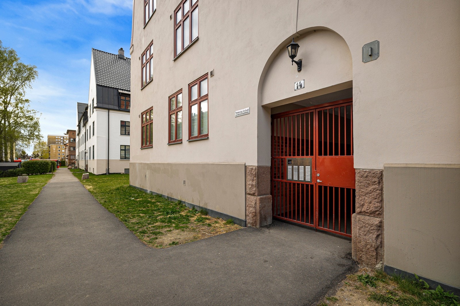 Leiligheten ligger i byggets fjerde etasje(toppetasje) av en erværdig og veldholdt bygning fra 1917 på attraktive Bjølsen i Oslo. Galleribilde