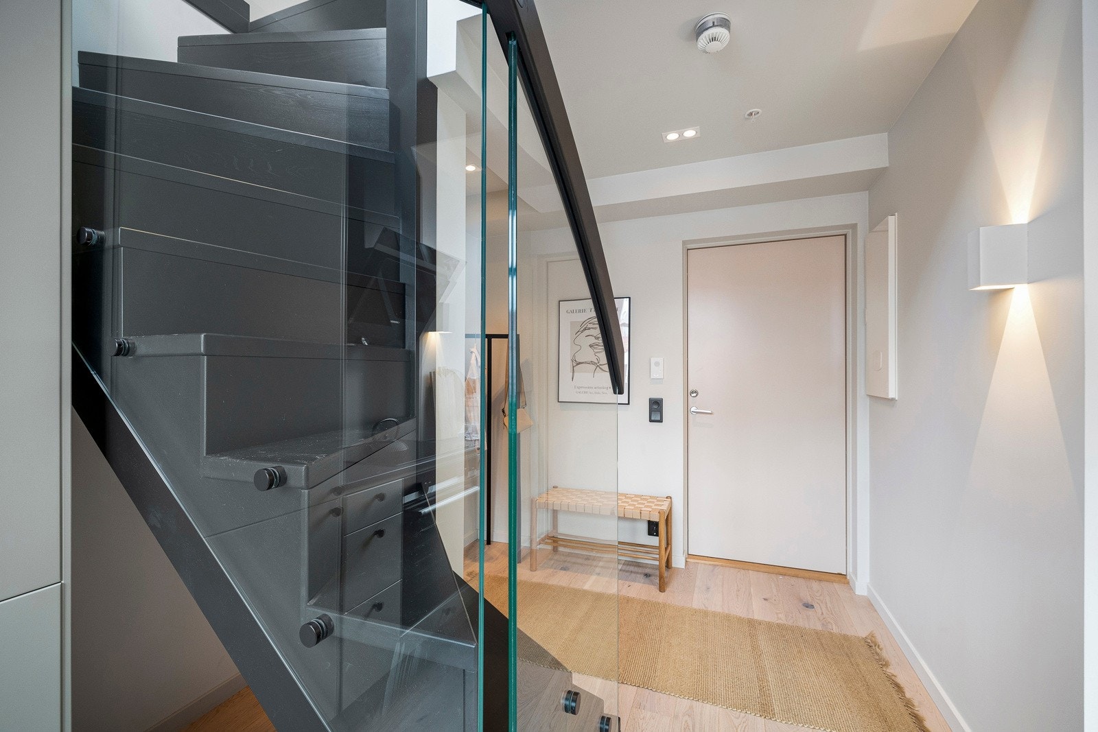 Det er montert downlights i taket, og dørcalling ved ytterdøren, Galleribilde