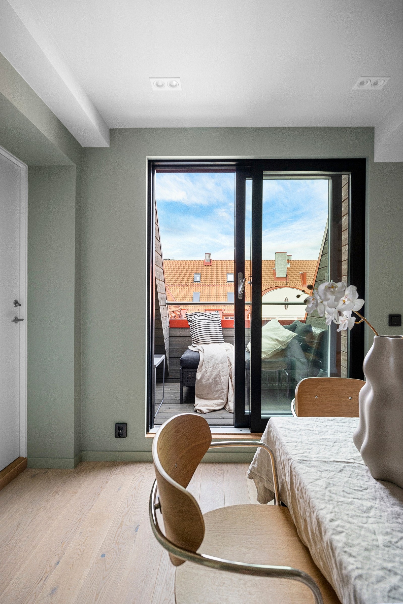 Begge balkongene har utgang fra hver sin stue. Galleribilde