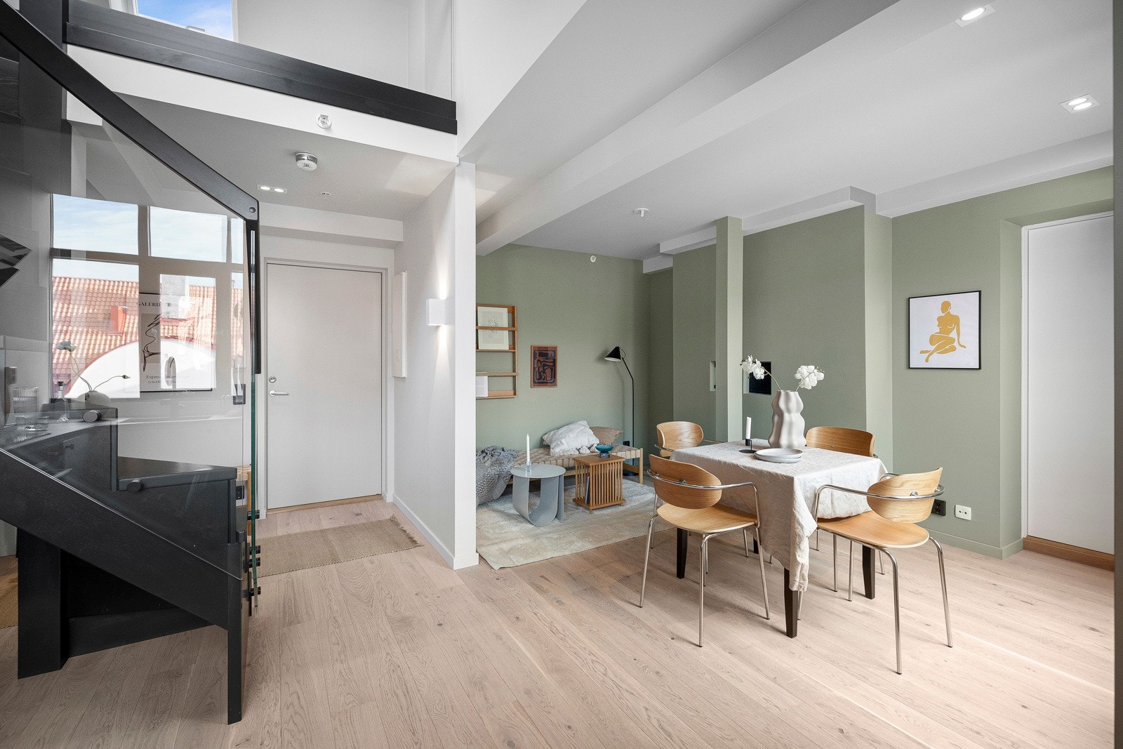 Leiligheten har to rom med stue og kjøkken i åpen løsning. Galleribilde