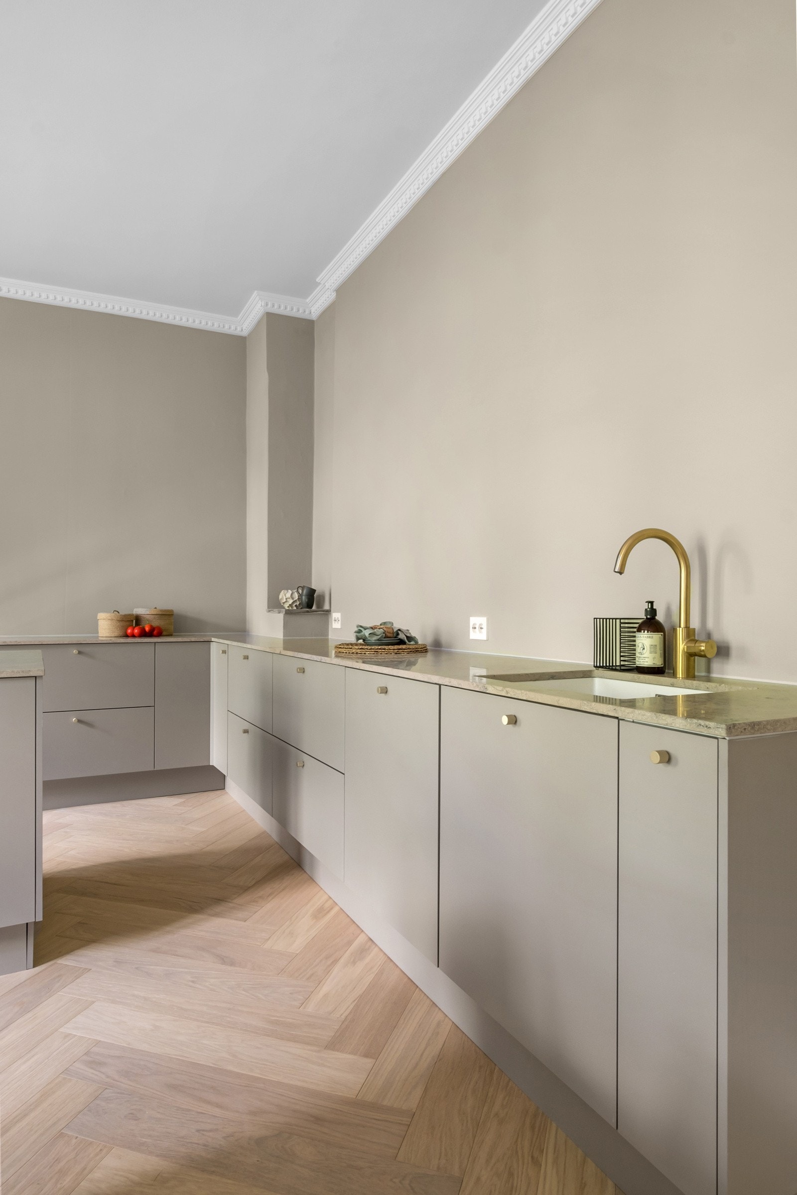 Lekre, gjennomtenkte valg med detaljer i messing. Underlimt kum fra Blanco. Galleribilde