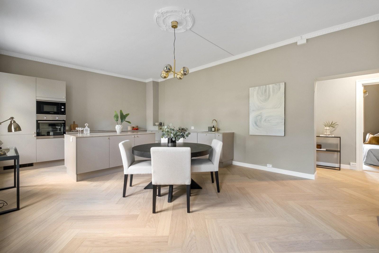 Her er det bare å invitere til 17. mai frokosten for her kan du virkelig ha stort spisebord. Galleribilde