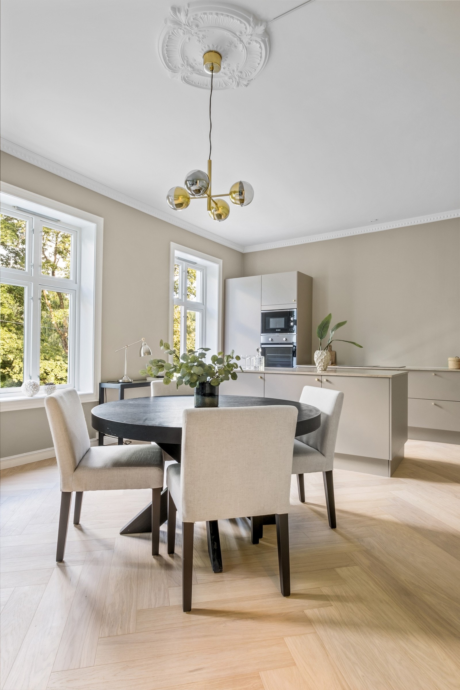 Det er god takhøyde, stukkaturer, rosetter og fiskebensparkett. Galleribilde