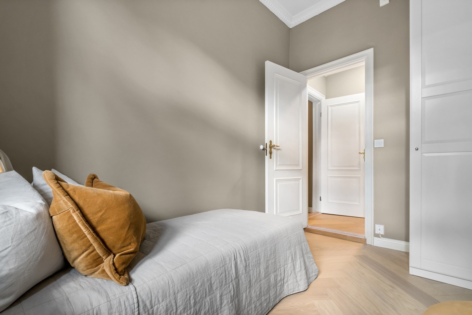 Det er garderobeskap på begge soverommene og i entré. Galleribilde