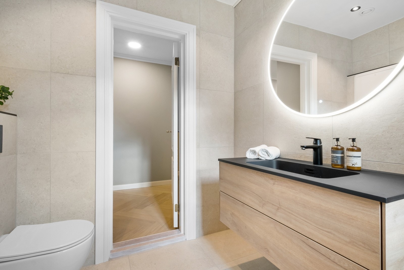 Lekre materialvalg og kombinasjoner med sorte detaljer. Galleribilde