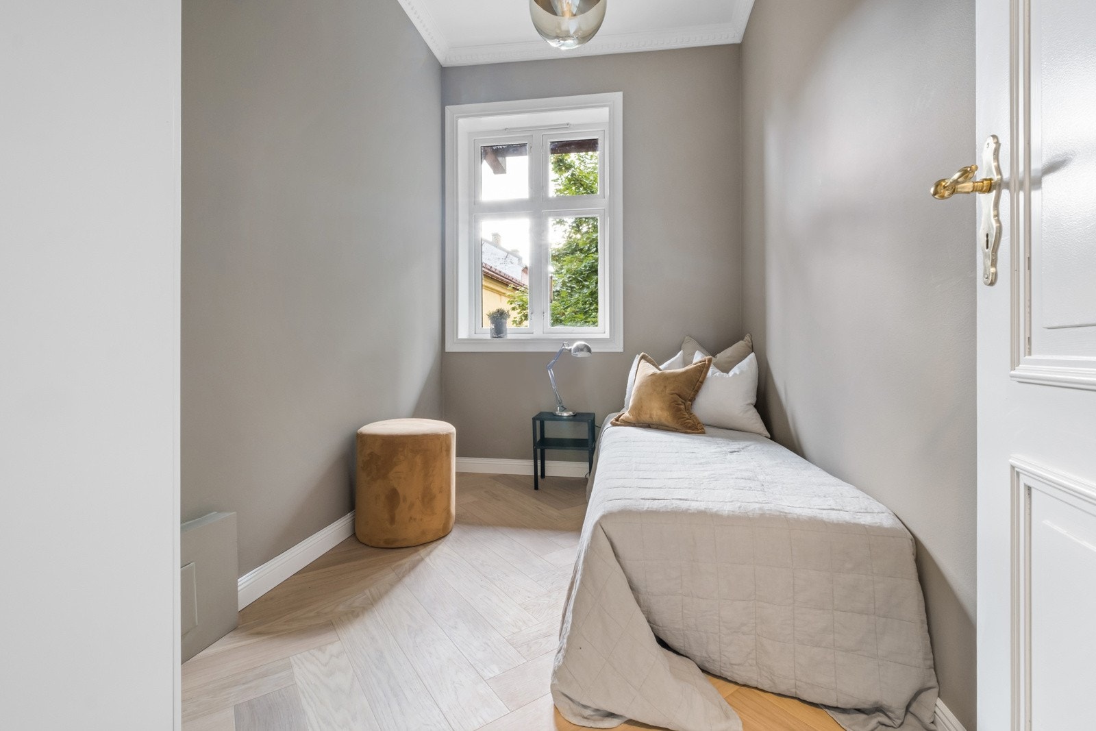 Soverom to passer perfekt som gjesterom eller kontor. Dette rommet er over 2m bredt, så du kan også ha en dobbeltseng på tvers om ønskelig. Galleribilde