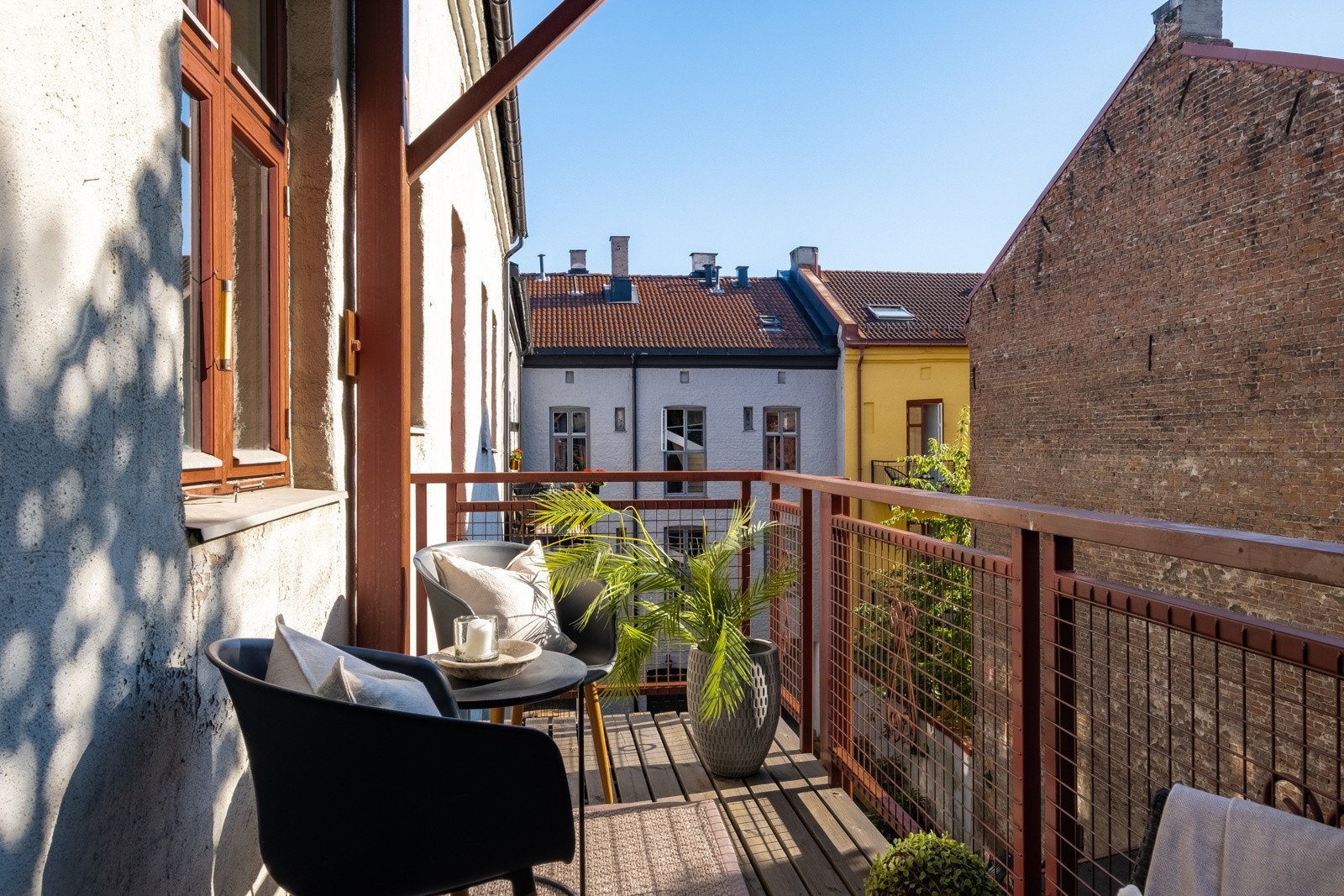 Her er det plass til både grill, spisebord med stoler og lounge om ønskelig Galleribilde