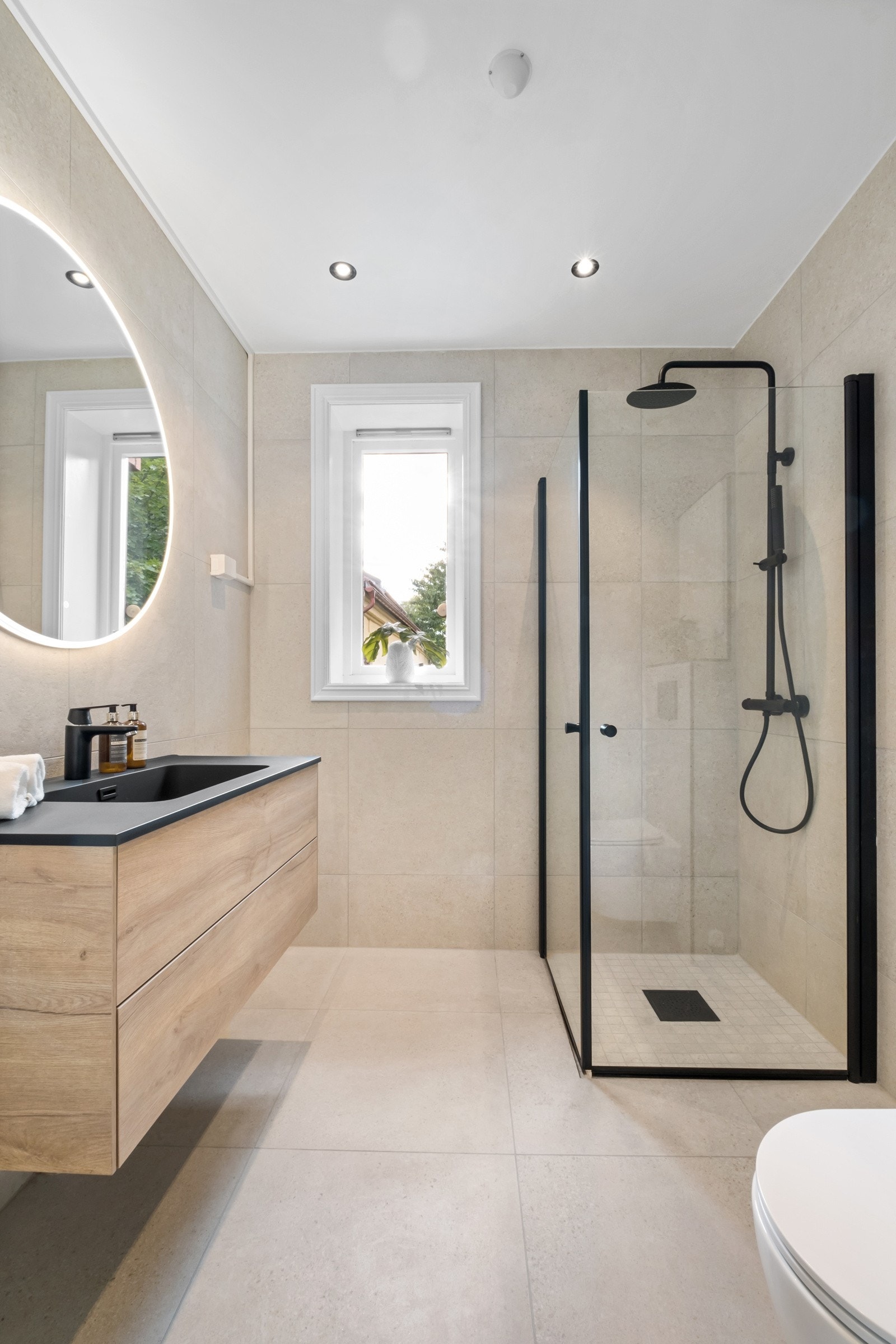 Italienske porcellenato fliser i 60x60 fra Castelvetro. Det er opplegg for normal størrelse vaskemaskin under vinduet - til høyre for servanten. Galleribilde