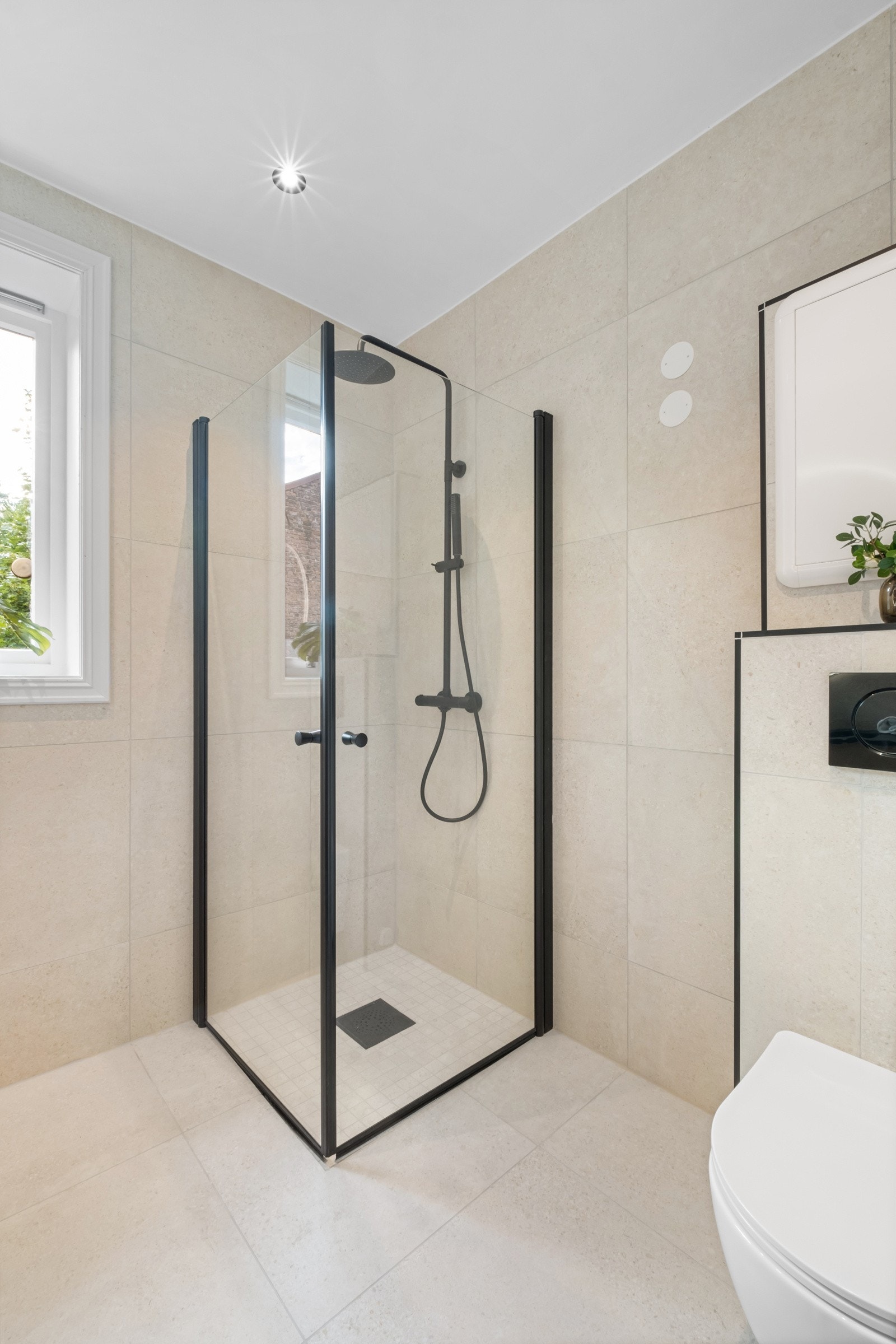 Det naturlige dagslyset fra vinduet gir badet en deilig romfølelse. Galleribilde