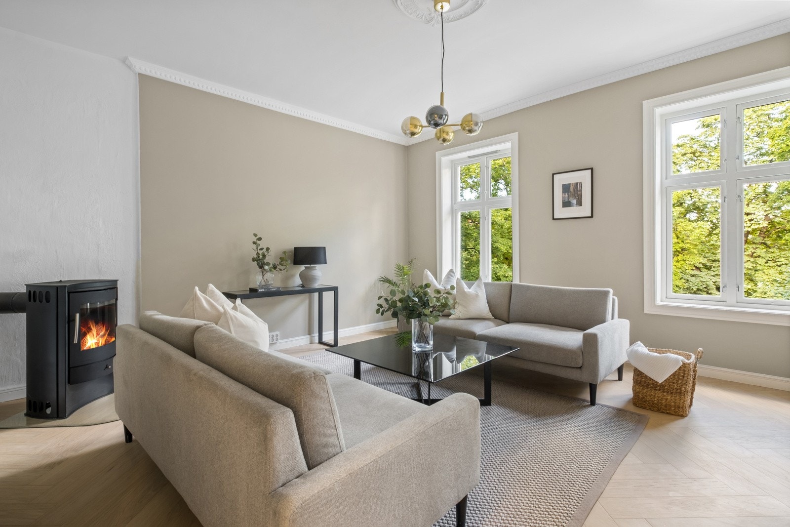 Her er det faktisk så god plass at du kan gå rundt begge sofaene på hver sin side. Galleribilde